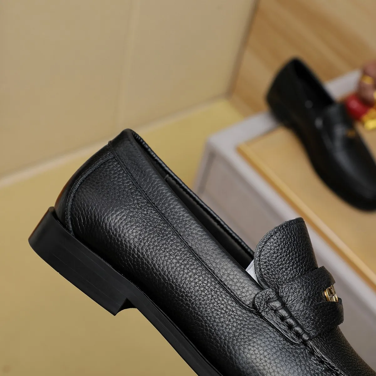 Men's shoes 460 💰 Louis Vuitton LV ® 🆕 model 🔛 full shoe counter, first layer cowhide, 🐂leather lining casual shoes for men, super soft outsole, a must-have for driving. Synchronized with the counter, original first layer cowhide, completely 1:1 mold customization 🌹 top version, color optional! Number: 38-44 (45.46 customized)